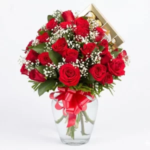 Jarrón de rosas y chocolates