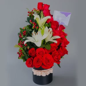 Arreglo de rosas y lirios